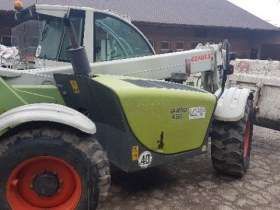 Używana Ładowarka Claas Targo K 50 na tle budynku gospodarczego