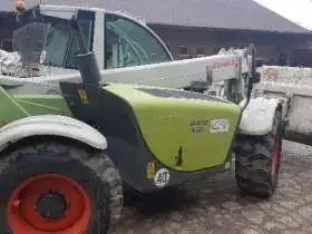 Używana Ładowarka Claas Targo K 50 na tle budynku gospodarczego