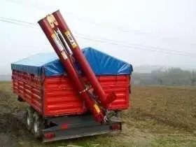 używana przyczepa tandem 10 ton rok produkcji 2013 czerwona z niebieską plandeką