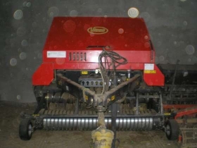 Zdjęcie prasy zwijającej Vicon używanej, z 2003 roku produkcji. 