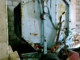 Widok z boku prasy używanej zwijającej pasowej Sipma.
