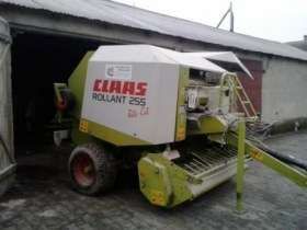 Używany Prasa Claas Rollant 255 RC rok produkcji 2003 na utwardzonym placu