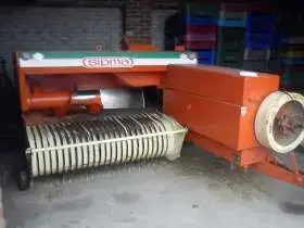 UżywanA Prasa kostkująca Sipma Z 224 z 1998 r zdjęcie w garażu