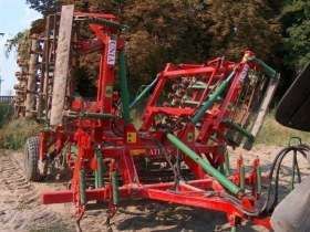 Układ hydraulicznego rozkładania ramy w agregacie Unia Grudziądz Atlas 4,5 m.