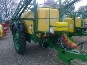 Używany Opryskiwacz Pilmet Europa 3021 XXL rok 2011w tle wysokie drzewa