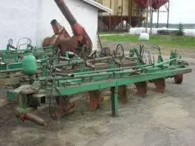 Używany Pług PHX 5 skibowy na tle budynku