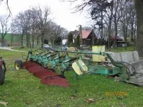 Używany Pług PHX 5 skib zagonowy w tle domy i drzewa 