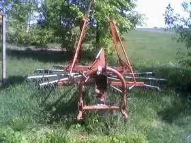 Jednokaruzelowa zgrabiarka Fella 