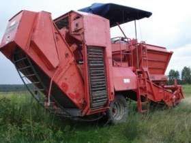 Widok z boku czerwony używany kombajn do ziemniaków GRIMME 1-rzędowy rok prod 1992 korbanek.pl