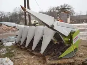 Używany Przystawka do kukurydzy Claas Conspeed 6-75 składana w tle budynek