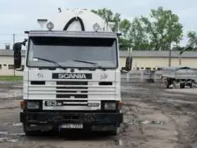 Przód używanego ciągnika siodłowego SCANIA 93M 250 z cysterną 