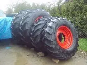 Cztery opony Continental z czerwonymi felgami stosowane w ciągniku rolniczym Fendt 930