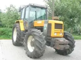 Przód używanego ciągnika rolniczego z zamontowanym obciążnikiem przednim 