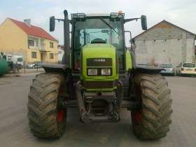 Traktor marki Claas model Ares 826 na placu