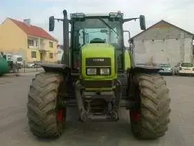 Traktor marki Claas model Ares 826 na placu