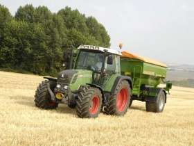 Ciągnikr rolniczy Fendt 312 Vario z 2011 podczas pracy z przyczepą rolniczą 