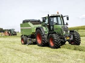 Używany Fendt 412 Vario poczas pracy z prasą Fendt na dalszym planie inny ciągnik Fendt z zamontowaną zgrabiarką