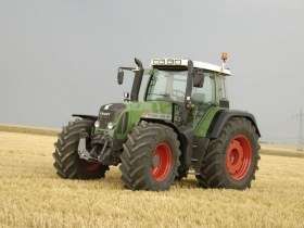 Stojący na ściernisku używany ciagnik rolniczy Fendt 820 Vario 205 KM