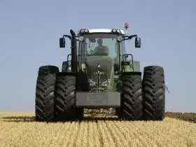 Używany niemiecki ciągnik rolniczy Fendt 927 Vario z kołami biźniaczymi podczas pracy w polu 