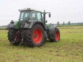 Używany niemiecki ciągnik rolniczy Fendt seria 926 Favorit stojący na łące