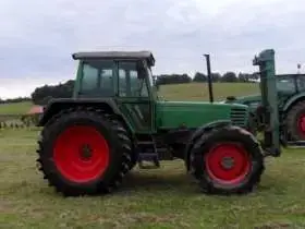 Używany ciągnik rolniczy Fendt 312 LSA z 1994 roku z zamontowanym naośnikiem palet 
