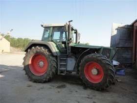 Prawy bok używanego ciągnika rolniczego Fendt 824 z zabudowaniach gospodarczych 