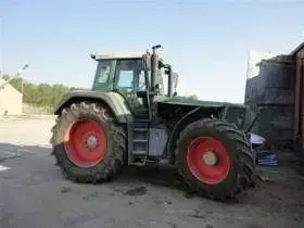 Prawy bok używanego ciągnika rolniczego Fendt 824 z zabudowaniach gospodarczych 