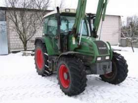 Zielony używany ciągnik rolniczy Fendt 307 z uniesionym wysiągnikiem Fendt 