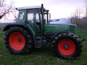Używany ciągnik rolniczy Fendt 515 C widok na prawy bok pojazdu stojącego na łące 