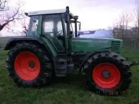 Używany ciągnik rolniczy Fendt 515 C widok na prawy bok pojazdu stojącego na łące 