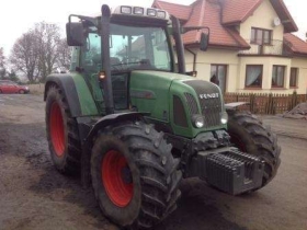 Używany ciągnik Fendt 411 Vario wyposażony w przedni obciążnik 