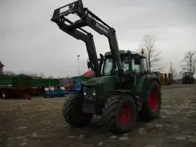 Ciągnik rolniczy Fendt 410 Vario z uniesionym ładowaczem czołowym Quicke