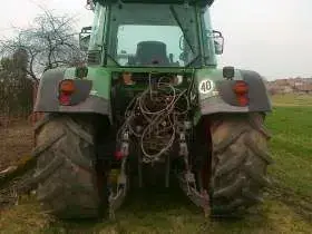 Tył stojącego na polu ciągnika Fendt 716 Vario z widocznym układem zawieszenia narzędzi 