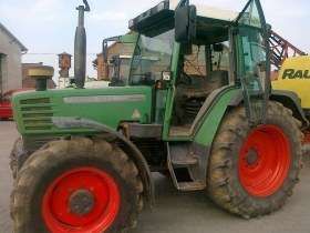 Używany ciągnik rolniczy Fendt 309 z zamontowanym opryskiwaczem firmy RAU 