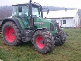 Używany Fendt 414 Vario z 2009 roku  z zaczepioną przyczepą zaprezentowany w gospodarstwie 