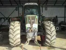 Używany ciągnik rolniczy Fendt 926 Vario garażowany widok na przód pojazdu 