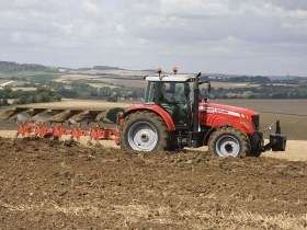 Ciągnik rolniczy Massey Ferguson 5465 132 KM w pracy w polu z pługiem Gregoire Besson