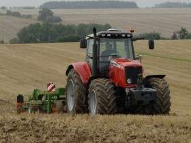 Ciągnik rolniczy Massey Ferguson 7495 z 2011 roku w trakcie pracy