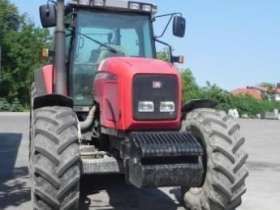 Przód traktora rolniczego Massey Ferguson 8220 z obciążnikim przednim