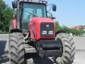Przód traktora rolniczego Massey Ferguson 8220 z obciążnikim przednim