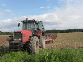 Ciągnik Massey Ferguson 3680 z pługiem  na polu