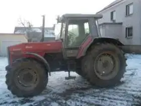 Ciągnik Massey Ferguson 3690 na placu