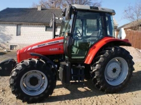 Ciągnik rolniczy Massey Ferguson 5425 ujęcie na bok