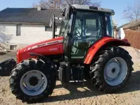 Ciągnik rolniczy Massey Ferguson 5425 ujęcie na bok
