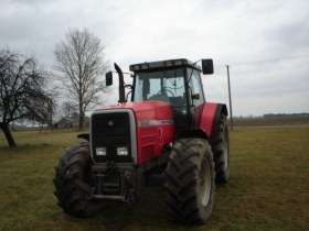Czerwony ciągnik rolniczy Massey Fergusn 8140 z 1996 roku 