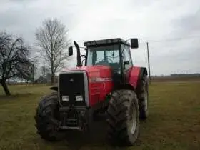 Czerwony ciągnik rolniczy Massey Fergusn 8140 z 1996 roku 