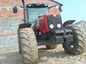 widok z przodu ciągnika Massey Ferguson 5465 bardzo dobry stan techniczny