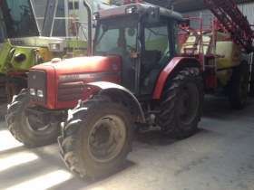 Używany ciągnik rolniczy Massey Ferguson 4245 z zaczepionym opryskiwaczem 