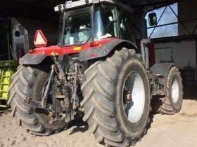używany ciągnik rolniczy Massey Ferguson 8280  2004 r. widok z prawego tyłu szerokie ogumienie