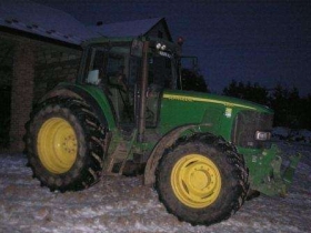 Zdjęcie przedstawiające bok ciągnika John Deere 6820.